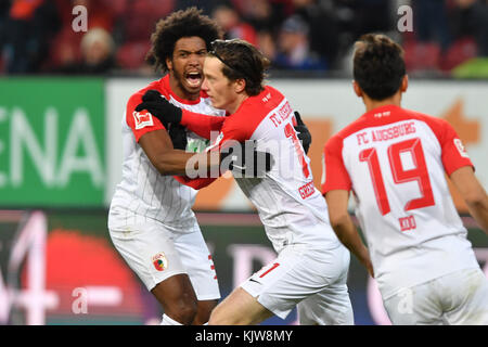 Goaljubel F. CAIUBY da SILVA (FC Augsburg) con MICHAEL GREGORITSCH (FC Augsburg) dopo goal zum 1-1, Aktion, Jubilation, Freude, Begeisterung, Fussball 1. Bundesliga, 13 anni. Spieltag, FC Augsburg (A)- VFL Wolfsburg (WOB) 2-1, AM 25.11.2017 ad Augusta/Germania, WWK A R e N A. |utilizzo in tutto il mondo Foto Stock