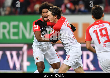 Goaljubel F. CAIUBY da SILVA (FC Augsburg) con MICHAEL GREGORITSCH (FC Augsburg) dopo goal zum 1-1, Aktion, Jubilation, Freude, Begeisterung, Fussball 1. Bundesliga, 13 anni. Spieltag, FC Augsburg (A)- VFL Wolfsburg (WOB) 2-1, AM 25.11.2017 ad Augusta/Germania, WWK A R e N A. |utilizzo in tutto il mondo Foto Stock