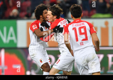 Goaljubel F. CAIUBY da SILVA (FC Augsburg) con MICHAEL GREGORITSCH (FC Augsburg) dopo goal zum 1-1, Aktion, Jubilation, Freude, Begeisterung, Fussball 1. Bundesliga, 13 anni. Spieltag, FC Augsburg (A)- VFL Wolfsburg (WOB) 2-1, AM 25.11.2017 ad Augusta/Germania, WWK A R e N A. |utilizzo in tutto il mondo Foto Stock