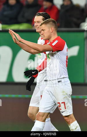 Goaljubel Alfred FINNBOGASON (FC Augsburg) con MICHAEL GREGORITSCH (FC Augsburg) dopo goal zum 2-1, Aktion, Jubilation, Freude, Begeisterung, Jubilation, Freude, Begeisterung, Fussball 1. Bundesliga, 13 anni. Spieltag, FC Augsburg (A)- VFL Wolfsburg (WOB) 2-1, AM 25.11.2017 ad Augusta/Germania, WWK A R e N A. |utilizzo in tutto il mondo Foto Stock