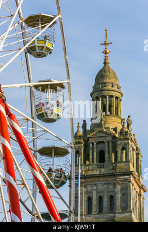 Glasgow, Regno Unito. 26 Nov, 2017. Come parte del 'Glasgow ama il Natale' celebrazioni, George Square nel centro della città è stata trasformata in un gigantesco parco di divertimenti e International Food Festival. Credito: Findlay/Alamy Live News Foto Stock