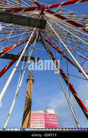 Glasgow, Regno Unito. 26 Nov, 2017. Come parte del 'Glasgow ama il Natale' celebrazioni, George Square nel centro della città è stata trasformata in un gigantesco parco di divertimenti e International Food Festival. Credito: Findlay/Alamy Live News Foto Stock