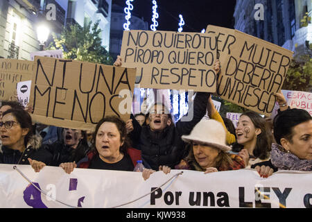 Madrid, Spagna. 25 novembre 2017. I manifestanti hanno visto mostrare cartelli e slogan gridare durante la marcia. Migliaia di persone hanno marciato a Madrid per la giornata internazionale per l'eliminazione della violenza contro le donne. La marcia a Madrid contro la violenza maschile è stata gridata: "Non è no” e "io ti credo”. . La dimostrazione è andata in tour a Madrid da Plaza de la Villa a Plaza del Sol, ma dopo aver terminato alcuni manifestanti hanno finito per protestare per le strade di Madrid attraverso la Gran via fino ad Atocha. Crediti: Lito Lizana/SOPA/ZUMA Wire/Alamy Live News Foto Stock