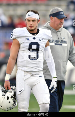 College Park, Maryland, Stati Uniti d'America. 25 nov, 2017. Penn State nittany lions quarterback mcsorley traccia (9) si riscalda prima della grande conferenza 10 del gioco del calcio giocato al Maryland stadium in College Park, MD. Penn State beat maryland 66-3. Credito: ken inness/zuma filo/alamy live news Foto Stock