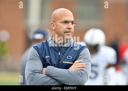 College Park, Maryland, Stati Uniti d'America. 25 Nov, 2017. La Penn State Nittany Lions head coach JAMES FRANKLIN mostrato prima della grande conferenza 10 del gioco del calcio giocato al Maryland Stadium in College Park, MD. Penn State beat Maryland 66-3. Credito: Ken Inness/ZUMA filo/Alamy Live News Foto Stock