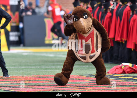 College Park, Maryland, Stati Uniti d'America. 25 Nov, 2017. Maryland Terrapins mascotte TESTUDO danze a centrocampo prima della grande conferenza 10 del gioco del calcio giocato al Maryland Stadium in College Park, MD. Penn State beat Maryland 66-3. Credito: Ken Inness/ZUMA filo/Alamy Live News Foto Stock