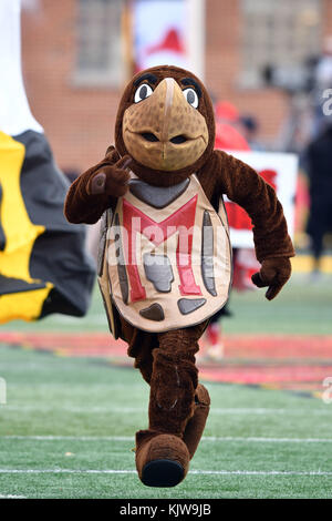 College Park, Maryland, Stati Uniti d'America. 25 Nov, 2017. Maryland Terrapins mascotte TESTUDO corre sul campo prima della grande conferenza 10 del gioco del calcio giocato al Maryland Stadium in College Park, MD. Penn State beat Maryland 66-3. Credito: Ken Inness/ZUMA filo/Alamy Live News Foto Stock