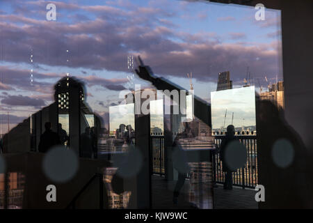 Londra, Regno Unito. 26 novembre, 2017. uk meteo. bella col, soleggiata giornata invernale, vedute su Londra visto dal decimo piano del decimo piano, la Tate Modern di Londra. riflessioni di visitatori godendo la vista. credito carol moiré/alamy live news. Foto Stock