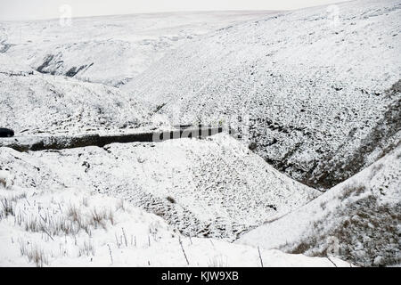 La neve sulla a57 snake pass alla fine di novembre 2017 Foto Stock