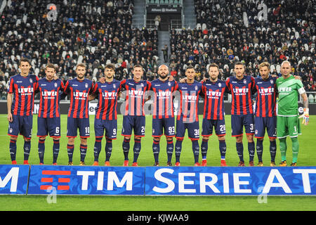 Torino, Italia. 26 nov, 2017. crotone team durante la serie di una partita di calcio tra Juventus fc ed fc crotone presso lo stadio Allianz il 26 novembre, 2017 a Torino, Italia. Credito: Fabio petrosino/alamy live news Foto Stock