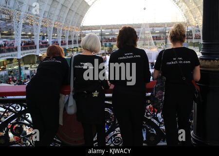 Ultimo giorno di ideal home show a Natale 2017, dotate di chef professionisti theo randall e rosemary shrager Foto Stock