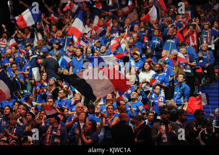 Lille, Francia. 26 novembre 2017. La folla tira la squadra di Coppa Davis francese durante la sua vittoria nella finale di Coppa Davis contro la squadra belga di Coppa Davis il 26 novembre 2017 a Lille, Francia. Crediti: YAN LERVAL/AFLO/Alamy Live News crediti: Aflo Co. Ltd./Alamy Live News Foto Stock