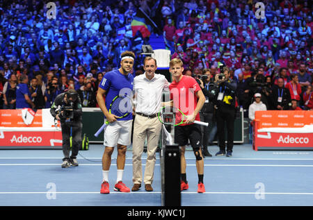 Lille, Francia. 26 novembre 2017. Il tennista francese Jo Wilfried Tsonga e il tennista belga David Goffin si fermano per i fotografi prima della loro partita nella finale di Coppa Davis del 26 novembre 2017 a Lille, in Francia. Crediti: YAN LERVAL/AFLO/Alamy Live News crediti: Aflo Co. Ltd./Alamy Live News Foto Stock