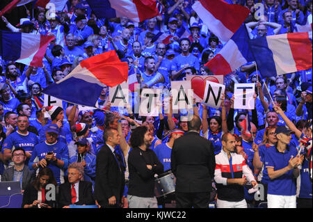 Lille, Francia. 26 novembre 2017. La folla tira la squadra di Coppa Davis francese durante la sua vittoria nella finale di Coppa Davis contro la squadra belga di Coppa Davis il 26 novembre 2017 a Lille, Francia. Crediti: YAN LERVAL/AFLO/Alamy Live News crediti: Aflo Co. Ltd./Alamy Live News Foto Stock