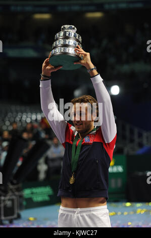 Lille, Francia. 26 novembre 2017. Il tennista francese Lucas Pouille festeggia la sua vittoria contro la squadra belga di Coppa Davis nella finale di Coppa Davis del 26 novembre 2017 a Lille, in Francia. Il 26 novembre 2017 a Lille, Francia. Crediti: YAN LERVAL/AFLO/Alamy Live News crediti: Aflo Co. Ltd./Alamy Live News Foto Stock