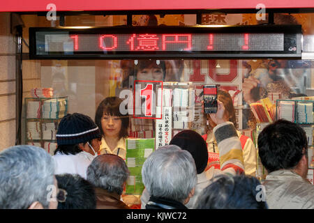 Le persone acquistano i biglietti della lotteria del primo giorno di vendita per l'annuale di fine anno lotteria jumbo su novembre 27, 2017, Tokyo, Giappone. dalla mattina presto gli acquirenti in fila per acquistare i loro biglietti della lotteria al 1° finestra ticket in Ginza, che è ben noto per la produzione di grandi vincitori. Quest'anno il primo premio è di 1 miliardi di yen (circa US$ 8,9 milioni) e ogni biglietto costa 300 yen (US$2.69). vendita biglietti continuare attraversando il paese fino al dicembre 22. Credito: rodrigo reyes marin/aflo/alamy live news Foto Stock