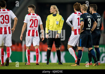 Colonia, Germania. 26 novembre 2017. L'arbitro Bibiana Steinhaus si trova tra i giocatori di entrambe le squadre durante la partita di calcio della Bundesliga tedesca tra 1. FC Cologne e Hertha BSC a Colonia, Germania, 26 novembre 2017. · NESSUN SERVIZIO DI TELECOMUNICAZIONE · crediti: Thomas Eisenhuth/dpa-Zentralbild/ZB/dpa/Alamy Live News Foto Stock