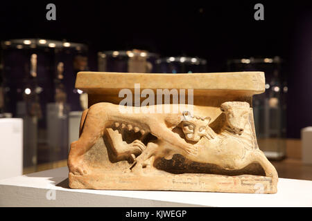 Londra, UK, 27 novembre 2017, una foto chiamata per antichità Bonhams vendita ha avuto luogo nel nuovo Bond Street. I vantaggi includono: Anfora attica a figure nere c 540 BC. Preventivo: £40,000-70,000, un marmo romana di grandezza testa ritratto di un giovane uomo dalla Tarda età Augustea Republican-Early, intorno al 50 A.C.- D.C.37. Stima £ 30,000-50,000.Un Egiziano rilievo calcareo con geroglifici dal periodo tolemaico, circa 332-30 B.C. Stima £ 25,000-35,000.un raro esempio di 1st-secolo d.c. bronzo romano la figura di Hermaphroditos stimato a £ 25,000-35,000. Credito: Keith Larby/Alamy Live News Foto Stock