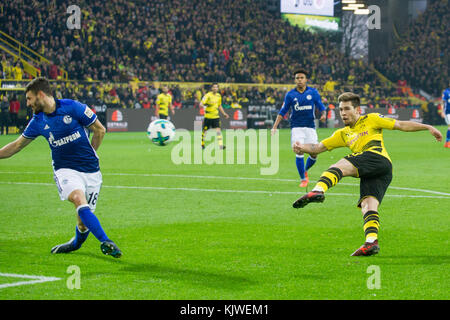 Raphael GUERREIRO (re., DO) schietto contro Daniel CALIGIURI (GE) das goal zum 4:0 fuer Borussia Dortmund, Aktion, Fussball 1. Bundesliga, 13 anni. Spieltag, Borussia Dortmund (DO) - FC Schalke 04 (GE), AM 25.11.2017 a Dortmund/Germania. |utilizzo in tutto il mondo Foto Stock