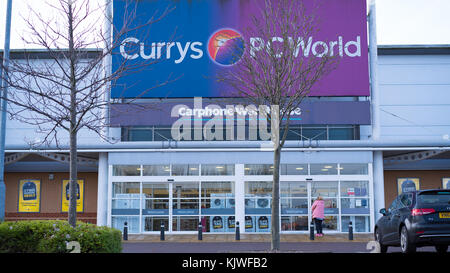 Kidderminster, Regno Unito. 27 Novembre, 2017. Essa può essere Cyber lunedì, ma ci sono sicuramente senza lunghe code memorizza come preparare per aprire! Credito: Lee Hudson/Alamy Live News Foto Stock