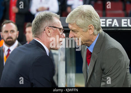 Koeln, Germania. 23 novembre 2017. Il formatore Peter STOEGER (li., Stoger, K) riscatta con Arsene WENGER (Trainer ARS), reden, Begruessung, Begr ssung Fussball Europa League, Gruppenphase, 5. Spieltag, 1.FC Cologne (K) - Arsenal London (ARS), AM 23.11.2017 a Koeln/Germania. |utilizzo del credito mondiale: dpa/Alamy Live News Foto Stock