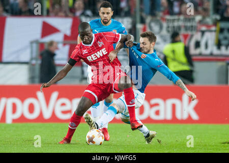 Koeln, Germania. 23 novembre 2017. Sehrou GUIRASSY (li., K) contro Mathieu DEBUCHY (ARS), Aktion, duelli, Fussball Europa League, Gruppenphase, 5) Spieltag, 1.FC Cologne (K) - Arsenal London (ARS), AM 23.11.2017 a Koeln/Germania. |utilizzo del credito mondiale: dpa/Alamy Live News Foto Stock