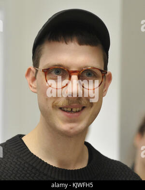 L'artista multimediale Martin Kohout, 33 anni, ha vinto quest'anno il Jindrich Chalupecky Award per giovani artisti cechi a Brno, Repubblica Ceca, 26 novembre 2017. Il Premio Chalupecky è stato assegnato a giovani artisti cechi dal 1990. È stato avviato dal presidente e scrittore Vaclav Havel, dall'artista Theodor Pistek e dal poeta e artista Jiri Kolar. (Foto CTK/Igor Zehl) Foto Stock