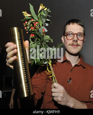 L'artista multimediale Martin Kohout, 33 anni, ha vinto quest'anno il Jindrich Chalupecky Award per giovani artisti cechi a Brno, Repubblica Ceca, 26 novembre 2017. Il Premio Chalupecky è stato assegnato a giovani artisti cechi dal 1990. È stato avviato dal presidente e scrittore Vaclav Havel, dall'artista Theodor Pistek e dal poeta e artista Jiri Kolar. (Foto CTK/Igor Zehl) Foto Stock