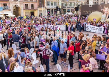 marcia di protesta a Malaga in Spagna. Organizzato nell'ambito della giornata internazionale delle Nazioni Unite per l'eliminazione della violenza contro le donne 25 novembre 2017 Foto Stock