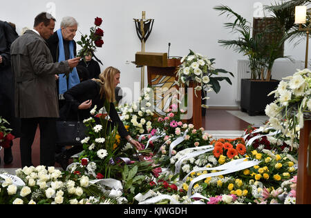 Brno, Repubblica Ceca. 27 novembre 2017. L'allenatore di tennis David Vydra (da sinistra) e i giocatori Jan Kodes e Petra Kvitova giacevano fiori mentre assisteva ai funerali dell'ex tennista ceca Jana Novotna, campionessa di Wimbledon, morta dopo una grave malattia domenica 19 novembre, all'età di 49 anni, che si svolgono a Brno, Repubblica Ceca, lunedì 27 novembre 2017. Crediti: Vaclav Salek/CTK Photo/Alamy Live News Foto Stock