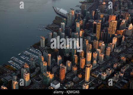 Vista aerea da un aereo del centro cittadino di paesaggio cittadino durante una vibrante autunno tramonto. presi in Vancouver, British Columbia, Canada. Foto Stock