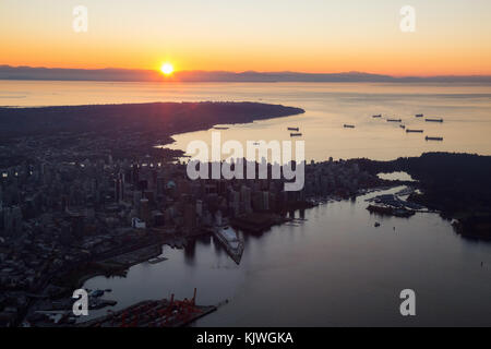 Vista aerea da un aereo del centro cittadino di paesaggio cittadino durante una vibrante autunno tramonto. presi in Vancouver, British Columbia, Canada. Foto Stock