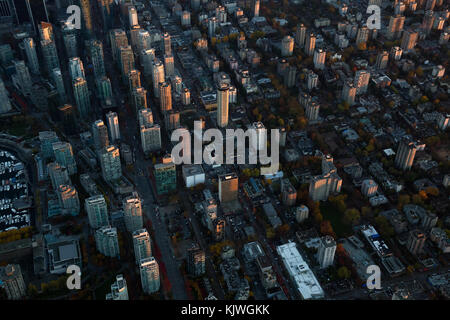 Vista aerea da un aereo del centro cittadino di paesaggio cittadino durante una vibrante autunno tramonto. presi in Vancouver, British Columbia, Canada. Foto Stock