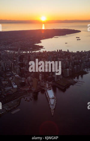 Vista aerea da un aereo del centro cittadino di paesaggio cittadino durante una vibrante autunno tramonto. presi in Vancouver, British Columbia, Canada. Foto Stock