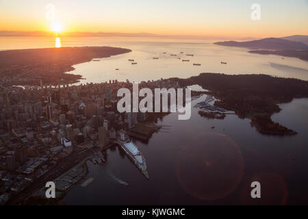 Vista aerea da un aereo del centro cittadino di paesaggio cittadino durante una vibrante autunno tramonto. presi in Vancouver, British Columbia, Canada. Foto Stock