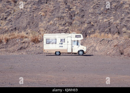 Vintage bus campeggio, rv camper nel paesaggio del deserto, Foto Stock