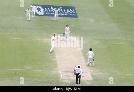 Josh Hazelwood dell'Australia celebra il wicket di Joe Root dell'Inghilterra durante il quarto giorno della partita di Ash Test al Gabba, Brisbane. Foto Stock