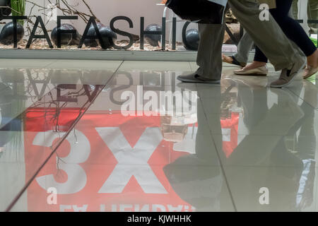 La gente a piedi attraverso il centro commerciale con le borse della spesa. personas en centro comercial, Bolsas de compras. foto di: Roberto Carlos sánchez @rosanchezphoto Foto Stock