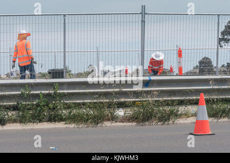 Paio di operai che lavoravano alla costruzione della nuova ferrovia leggera tram linea tra gungahlin-civic, Canberra, Australia Foto Stock