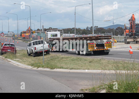 Truck fornisce un carico di linea ferroviaria per la nuova ferrovia leggera in costruzione a Canberra in Australia Foto Stock