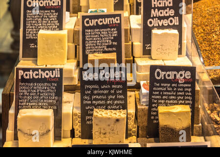 Diversi tipi di bagno turco naturale di frutta fatte a mano i saponi per vendita in gran Bazaar, istanbul, Turchia Foto Stock