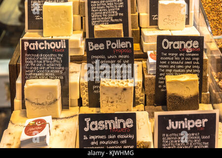 Diversi tipi di bagno turco naturale di frutta fatte a mano i saponi per vendita in gran Bazaar, istanbul, Turchia Foto Stock