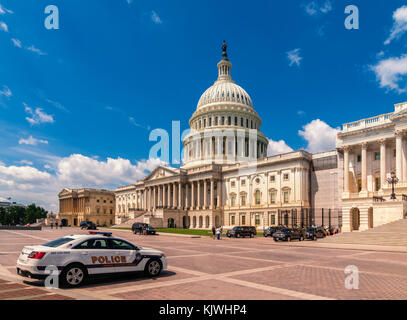 Washington DC - Giugno 6, 2017: Stati Uniti Campidoglio di Washington DC - East facciata del famoso punto di riferimento noi con auto della polizia di fronte. Foto Stock