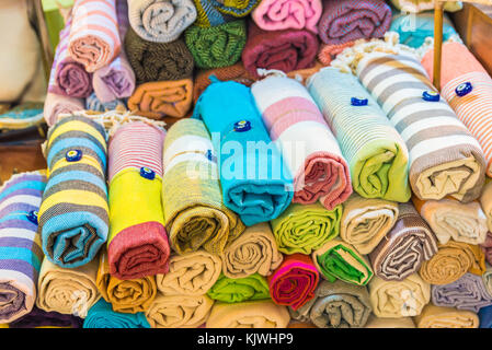 Composto a forma di rotolo, tradizionale seta colorata impilata, sciarpe o scialli in cashmere e tessuti in vendita nel Grand Bazaar, Istanbul, Turchia Foto Stock
