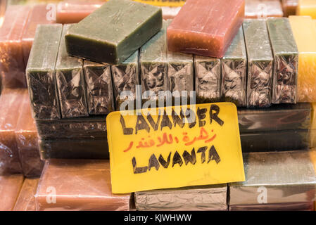 Bagno turco naturale lavanda fatti a mano i saponi per vendita in gran Bazaar, istanbul, Turchia Foto Stock