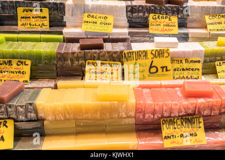 Diversi tipi di bagno turco naturale di frutta fatte a mano i saponi per vendita in gran Bazaar, istanbul, Turchia Foto Stock