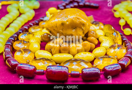 Molti colori diversi e sagomata collane con pietre preziose sul display per la vendita in grand bazaar,istanbul, Turchia Foto Stock