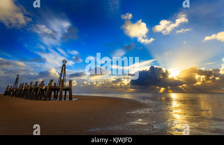 Lytham Saint Annes molo vecchio, molto alta venti assicura una spiaggia vuota Foto Stock