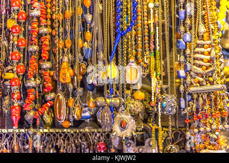 Molti colori diversi e sagomata collane con pietre preziose sul display per la vendita in grand bazaar,istanbul, Turchia Foto Stock