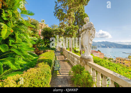 La splendida cornice di Villa Durazzo guardando oltre il mare ligure Santa Margherita Italia Foto Stock